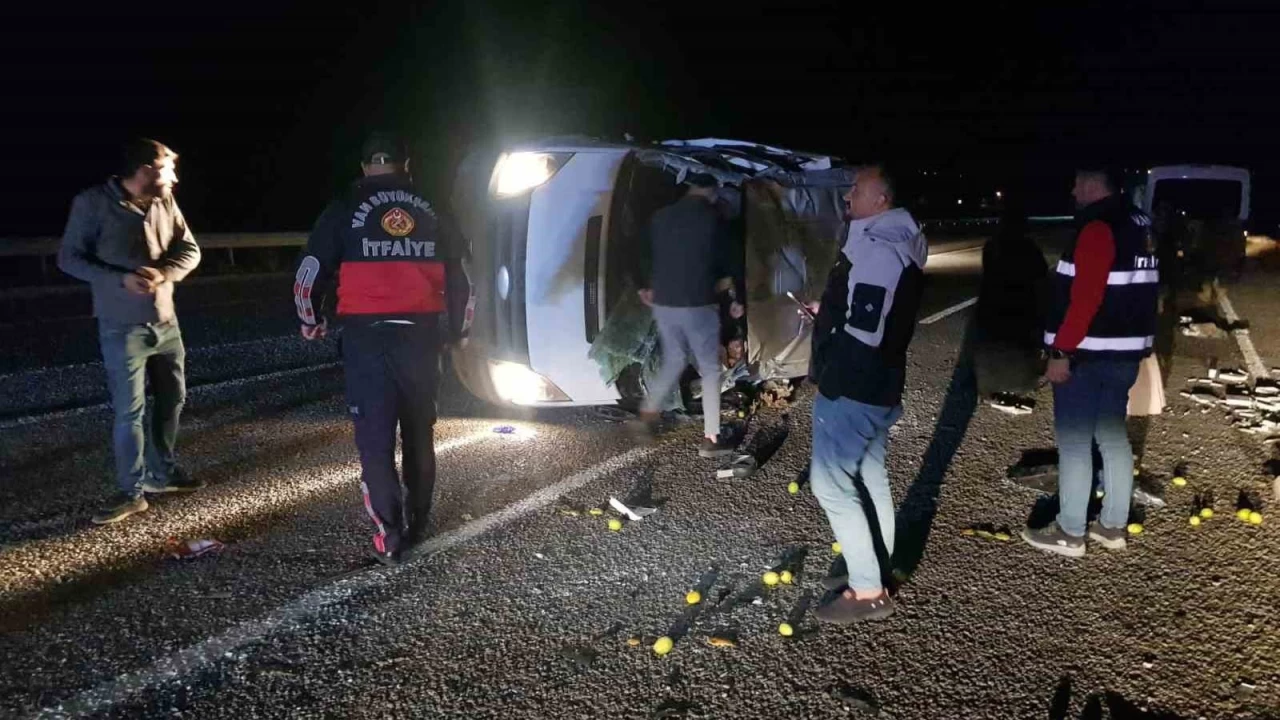 Van'da minibüs takla attı: 3 yaralı