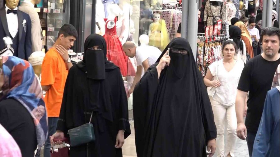 Vatandaştan umut kesen esnafın umudu Arap turistler