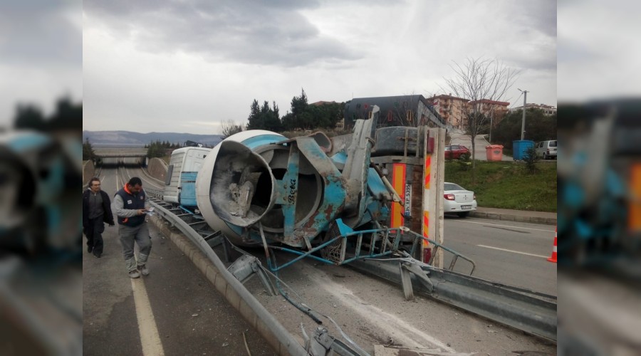 Viraja hızlı giren beton mikseri devrildi