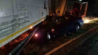 Yağış nedeniyle kontrolden çıkan tıra otomobil çarptı: 5 yaralı
