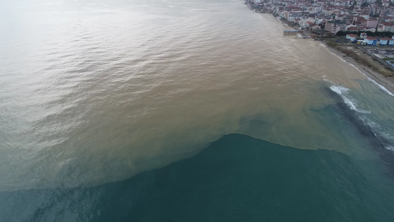 Ya��� sonras� denizin k�y� �eridindeki rengi de�i�ti