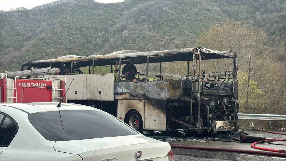 Yalova'da yolcu otob�s� alevlere teslim oldu