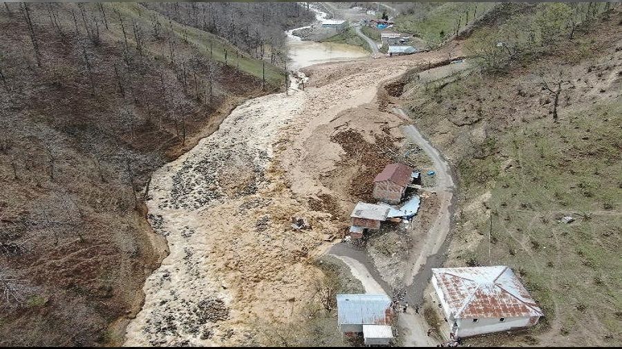 Yamaçlardan çamur aktı, canlarını zor kurtardılar