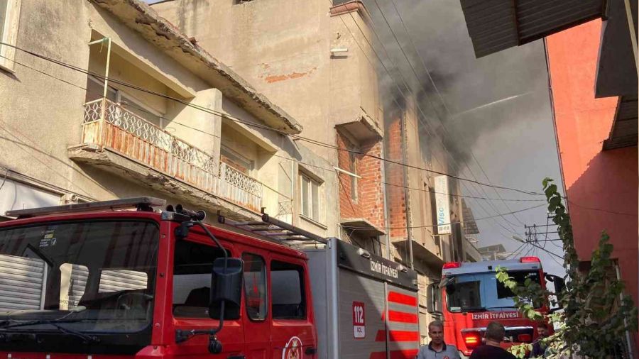 Yanan mobilya atölyesi hurdaya döndü