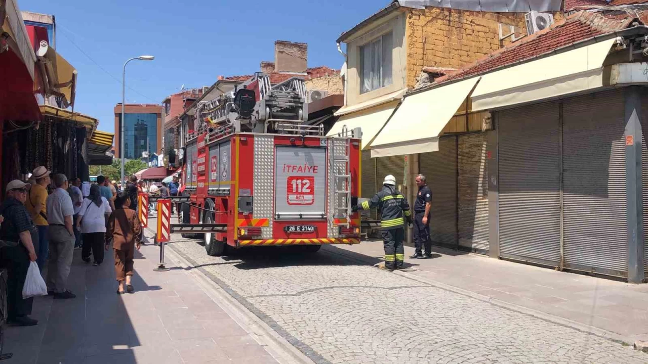 Yangında bazı vatandaşlar, ekiplere zorluk çıkardı