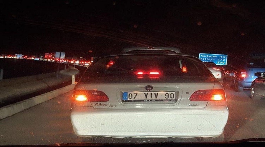 Yasa�a trafik kuyru�unda yakaland�lar