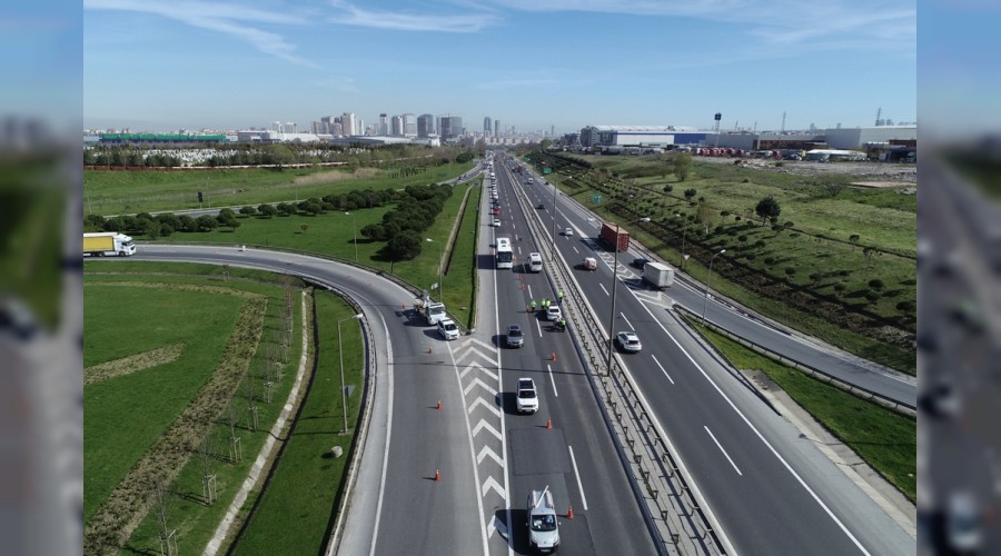 Yasak öncesi uzun araç kuyrukları oluştu