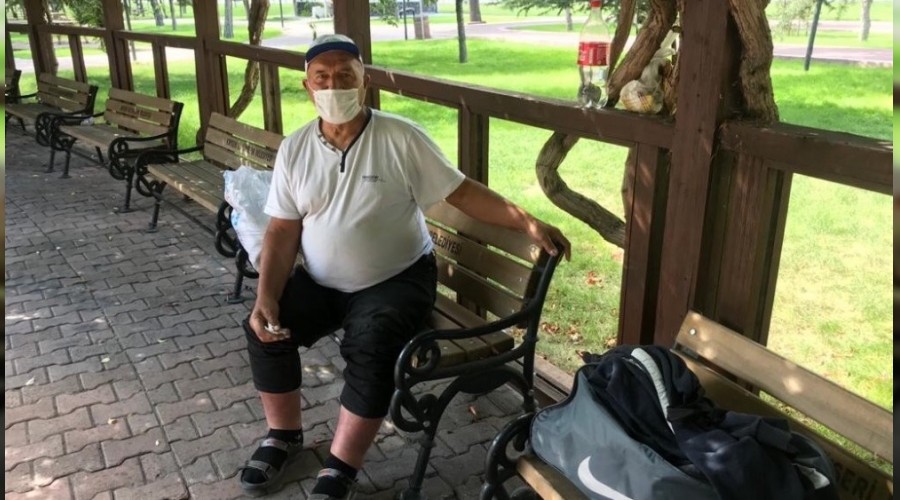 Ya�l� adam parkta yat�yor