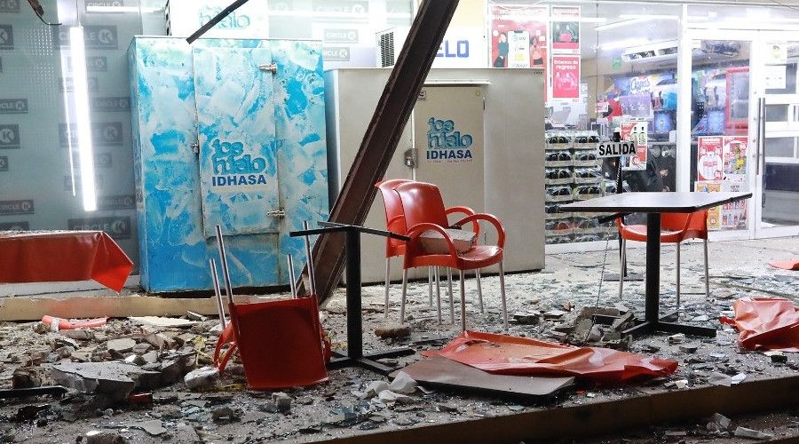 Ya�l� kad�n k�peklerin sald�r�s�na u�rad�