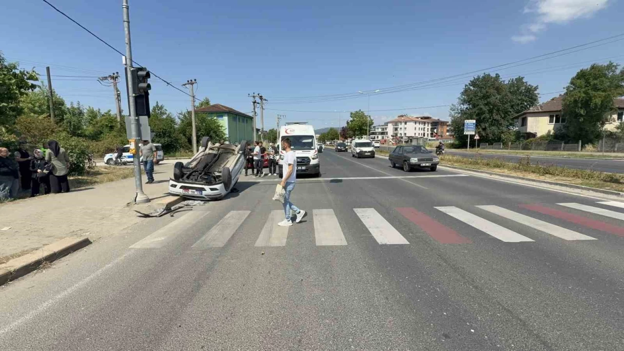 Yayaya yol veren otomobile çarpıp takla attı