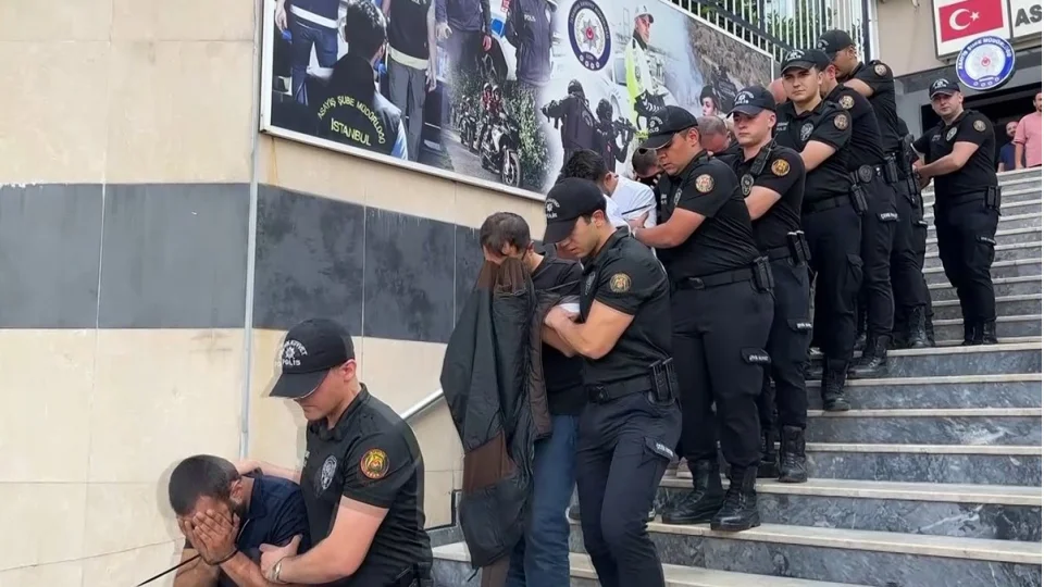 "Yediemin �etesi" operasyonu: Hacizli ara�lar� par�alay�p satt�lar, 1.5 milyar liral�k vurgun yapt�lar
