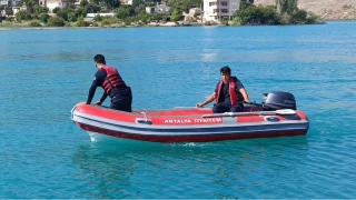 Yeeninin den terliini almak iin girdii baraj glnde kayboldu