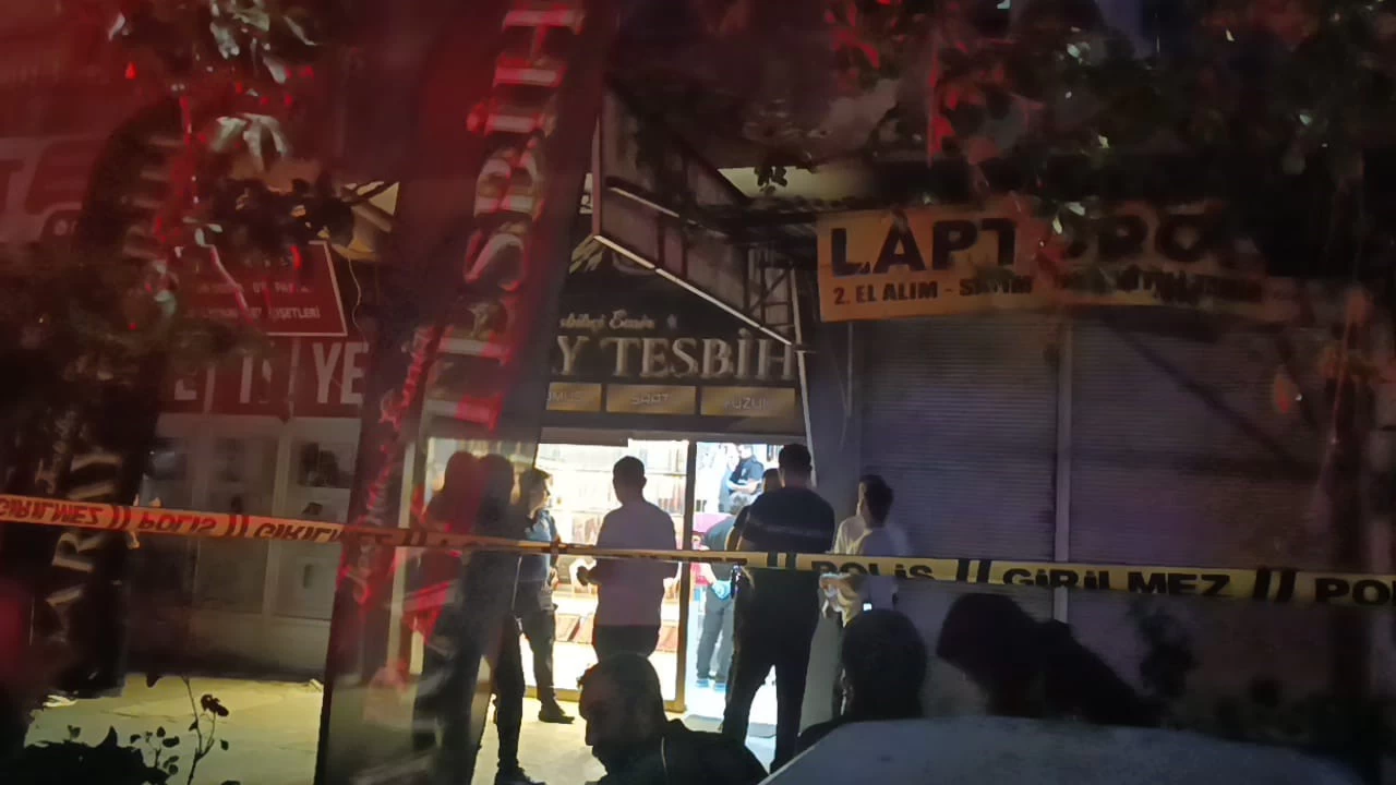 Yemek yerken ��kan tart��mada kar�s�n� �ld�rd�