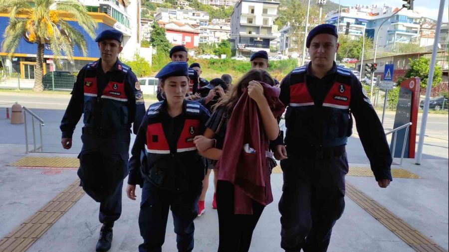 Yeni doğan bebeğin 5. kattan atılmasına ilişkin 3 kişi adliyeye sevk edildi