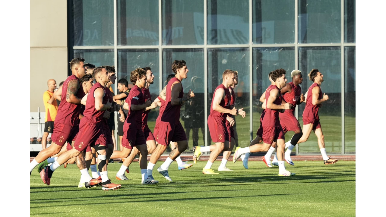 Yeni sezona Fenerbahçe'den erken başlayan Galatasaray çalışmalarını sürdürüyor