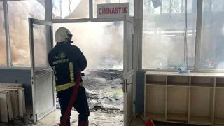 Yıkım çalışması yapılan spor merkezinde yangın