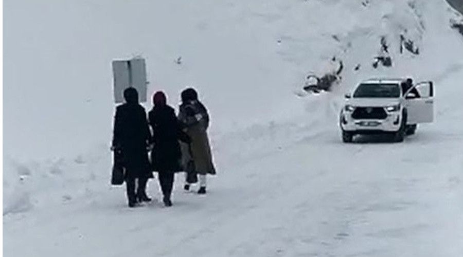 Yola ��� d��t�, ��retmenler son anda kurtuldu