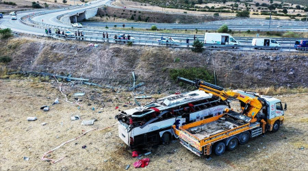 Yolcu otobüsü takla attı: 15 ÖLÜ
