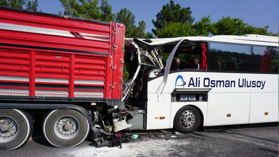 Yolcu otobüsü tırla çarpıştı: 2 ölü, 12 yaralı
