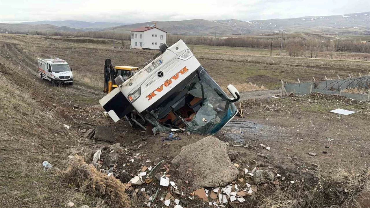 Yoldan ��kan otob�s tarlaya u�tu: 2 �l�, 25 yaral�