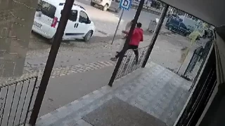 Yoldan geçen kıza yumruk atan saldırgan tutuklandı