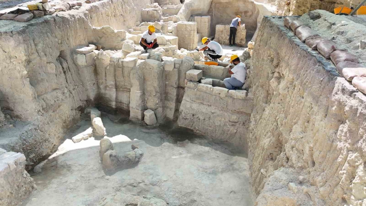 Yolun altndan bin 500 yllk tarih kt