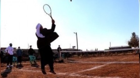 Yöresel kıyafetlerle tenis