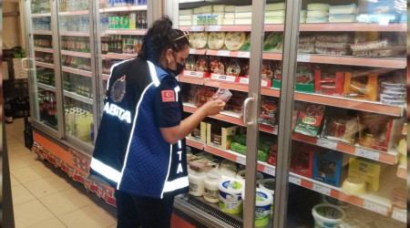 Zabıta ekipleri raf ömrü geçen gıdalara el koydu