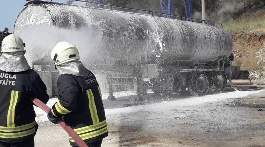 Zift tankerindeki patlama y�rekleri a��zlara getirdi