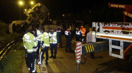 Zincirleme kazada 3'ü polis 5 yaralı