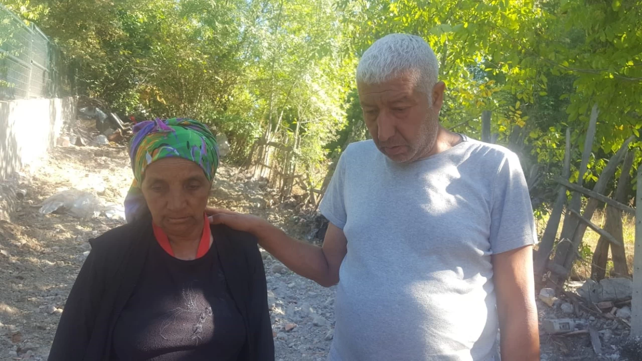 Zonguldak'ta 4 ki�ilik aile y�k�lan evlerinin ard�ndan sokakta kald�