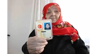 102 yaşında yeni kimliğine kavuştu