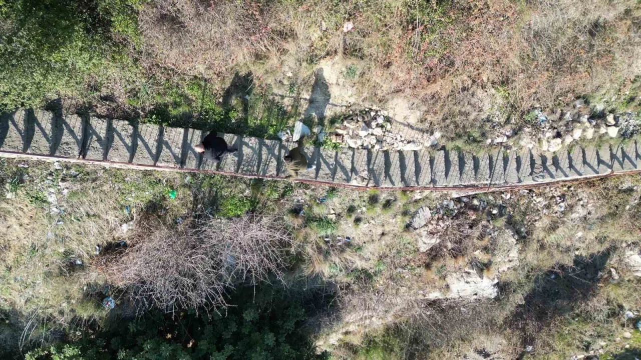 107 basamakl� merdivenden dinlene dinlene evlerine ula��yorlar