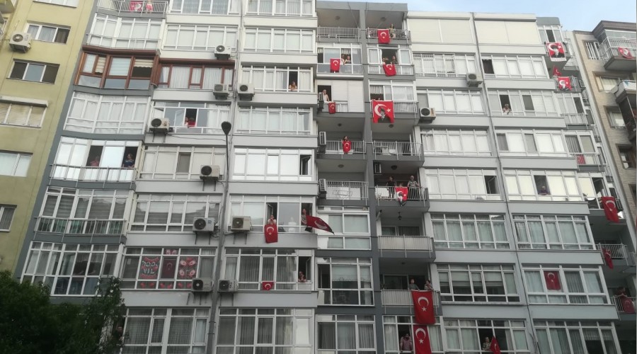 19 Mayıs balkonlarda kutlandı
