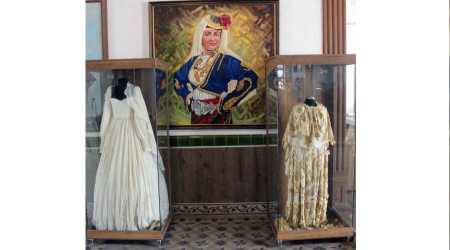 2 asrlk gelinlik tesadfen sandkta bulunmu