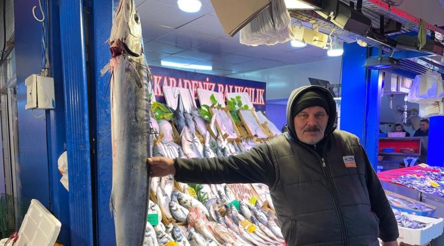 2 bin liraya satılan 1 buçuk metrelik kılıç balığı ilgi çekiyor