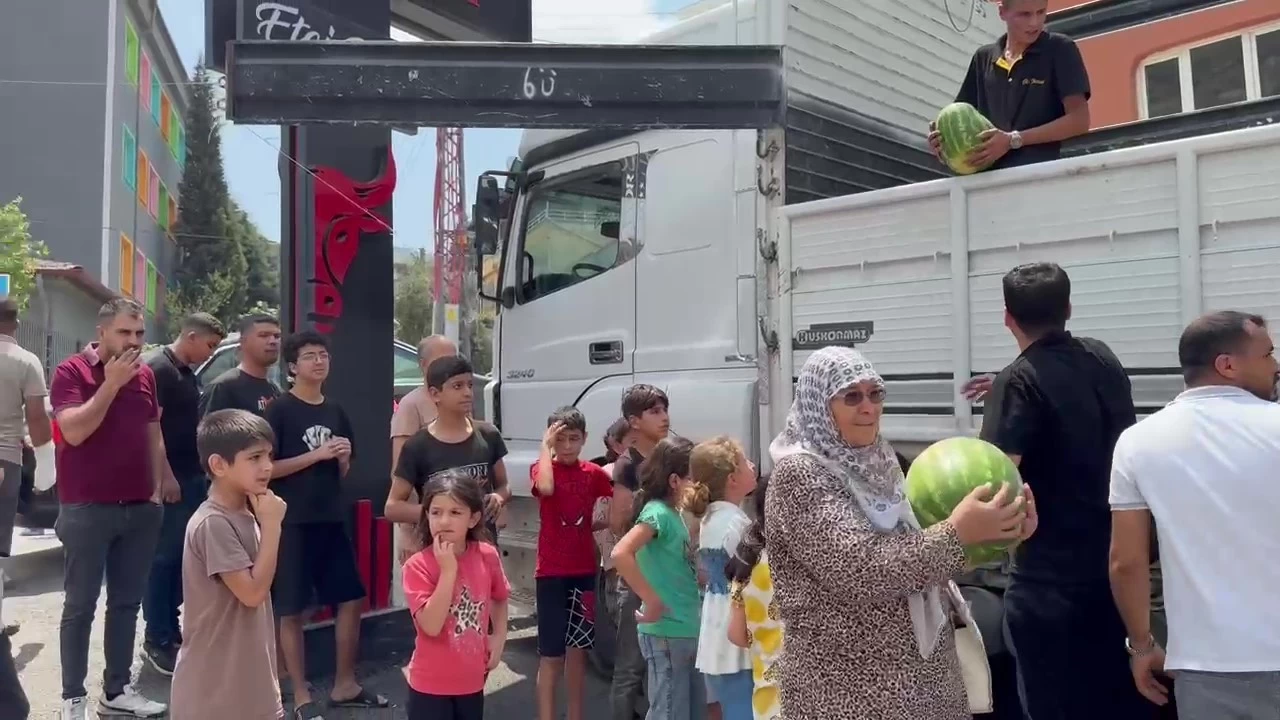 20 ton karpuzu 1 saat içinde tükendi... Çünkü bedavaydı