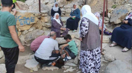200 yıllık kaynak suyunun önünde şifa kuyruğu