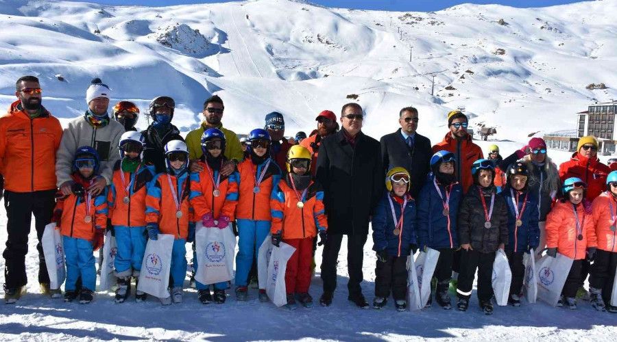 2800 rakımda kayak yarışması