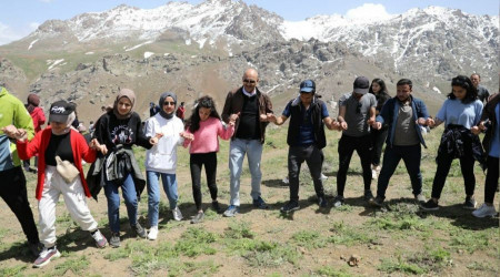 3 bin metrede halay çekip karda kaydı