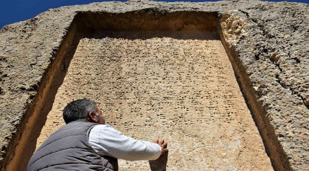 3 bin yıllık taş kitabe, ilk günkü ihtişamını koruyor