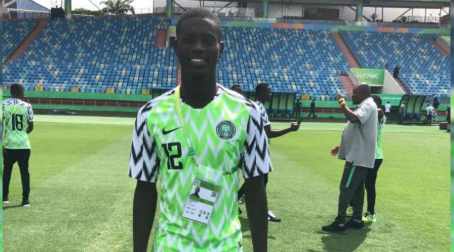 3 b�y�kler bu Nijeryal�'n�n pe�inde