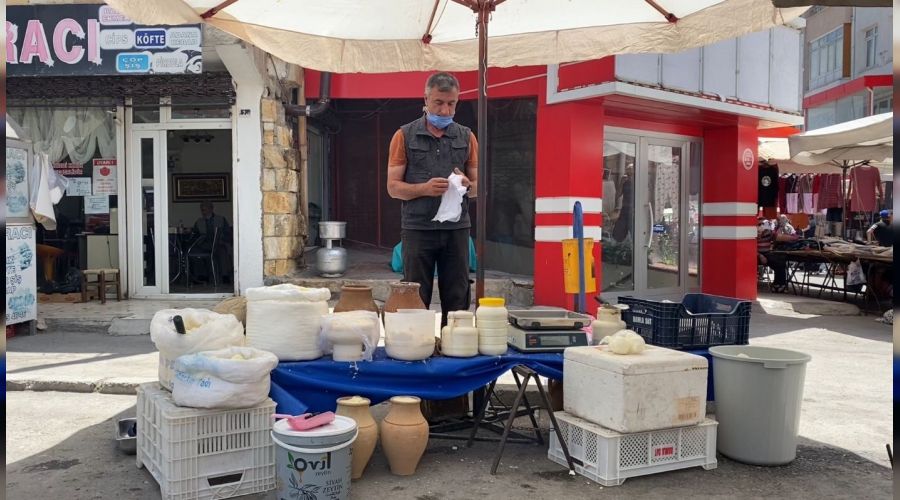 3 dil bilen rehber pazarda peynir sat�yor