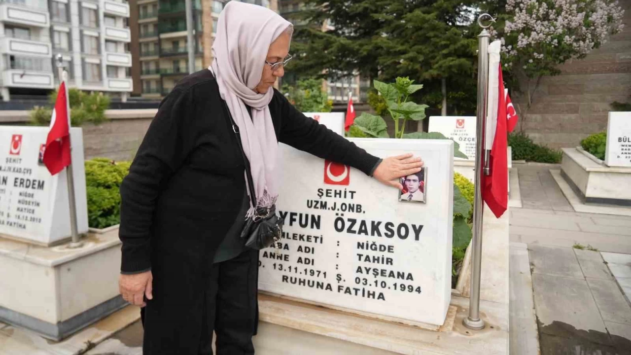 30 y�ld�r �ehit o�lunun sembolik mezar�n� ziyaret ediyor