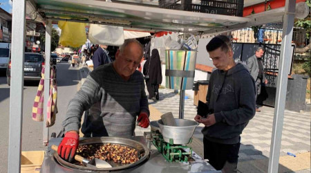 36 yıldır sokaklarda kestane satıyor