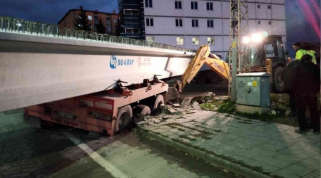 40 tonluk yükle çamura saplandı
