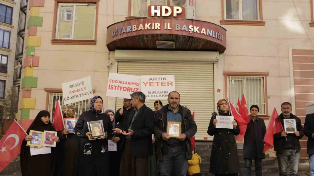 6 gün önce dağa götürülen oğlu için nöbete başladı