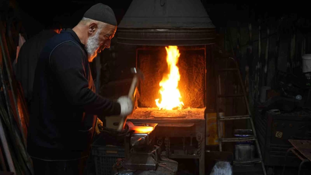 63 yaşındaki Halit Pınar demircilik geleneğini yaşatıyor