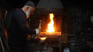 63 yandaki Halit Pnar demircilik geleneini yaatyor