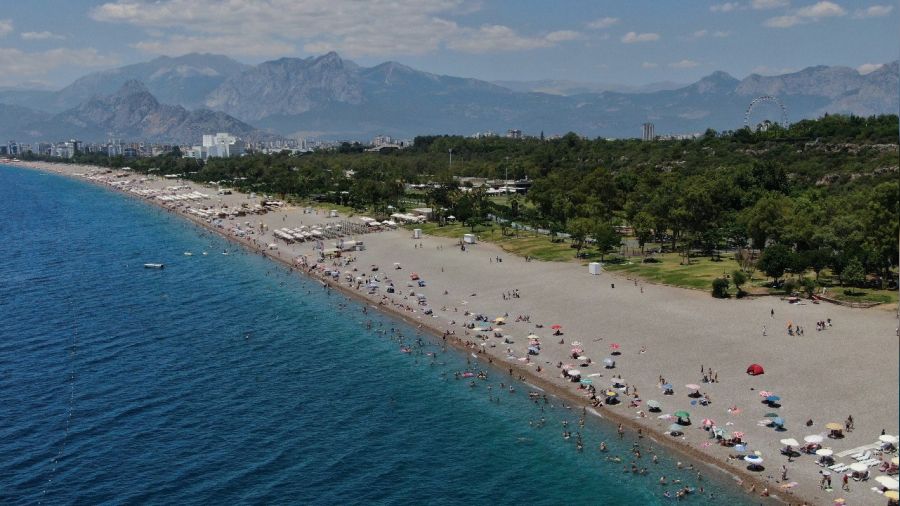 7 kilometre uzunluğundaki Konyaaltı sahili doldu